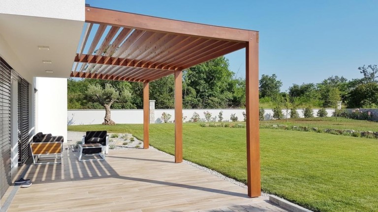 Installation d'une pergola à Verton : bois ou aluminium ?